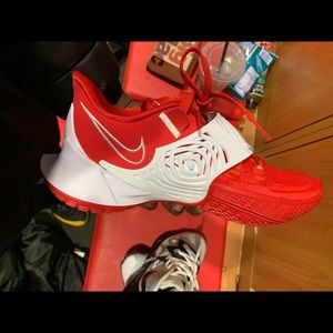 Nike kyrie 3 
Size 7 
Never worn